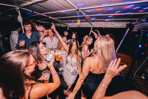 Praga: sylwestrowa impreza na statku Drunken Monkey z fajerwerkami i wejściem do klubu